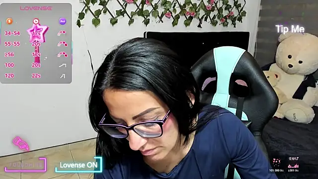 Snapshot of alma_blue chatting on January 17, 11:30 pm alma blue online show from January 17, 11:30 pm