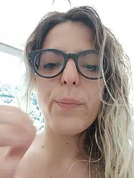 Snapshot of dolcehelena993 chatting on July 5, 10:44 am dolcehelena993 online show from July 5, 10:44 am