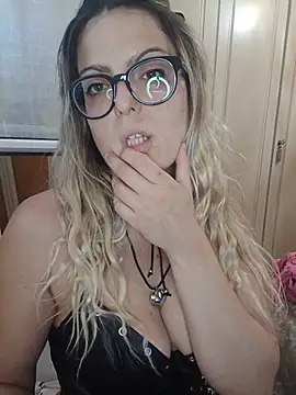 dolcehelena993 online show from May 23, 1:10 pm