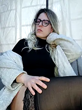 dolcehelena993 online show from February 11, 11:43 am