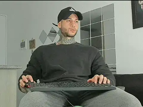 Snapshot of _jamesleandros1 chatting on February 1, 7:13 pm jamesleandros1 online show from February 1, 7:13 pm