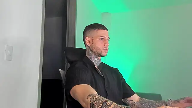  jamesleandros1 online show from April 21, 1:42 am