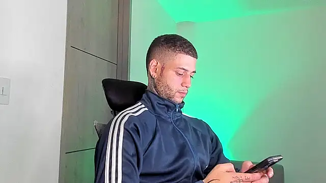  jamesleandros1 online show from April 23, 3:24 am