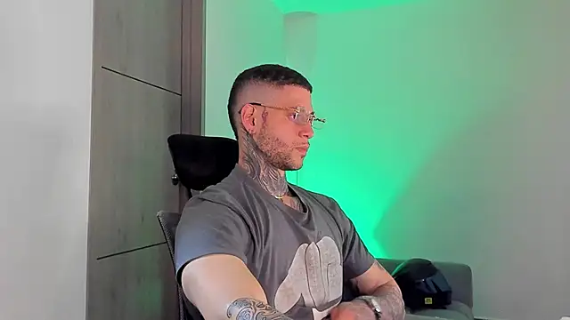  jamesleandros1 online show from May 3, 4:17 am
