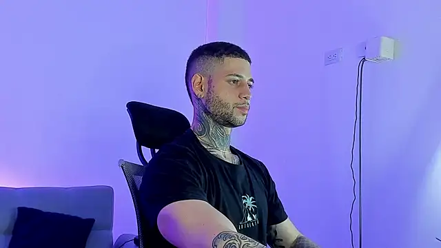  jamesleandros1 online show from June 25, 11:43 pm