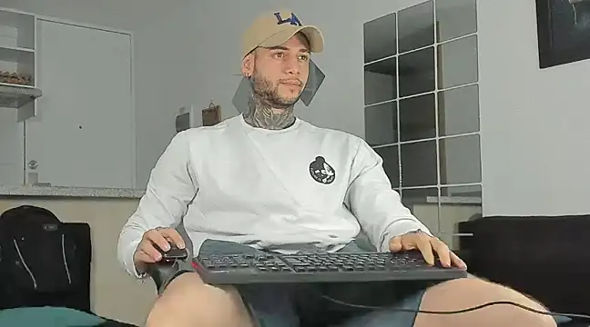 Snapshot of _jamesleandros1 chatting on January 6, 1:08 pm jamesleandros1 online show from January 6, 1:08 pm