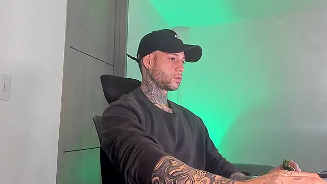  jamesleandros1 online show from May 9, 3:43 am
