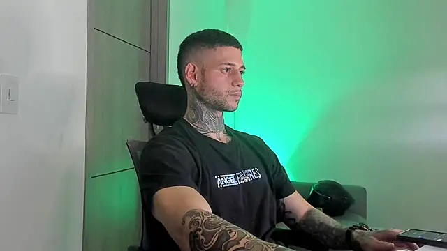  jamesleandros1 online show from May 20, 1:57 am