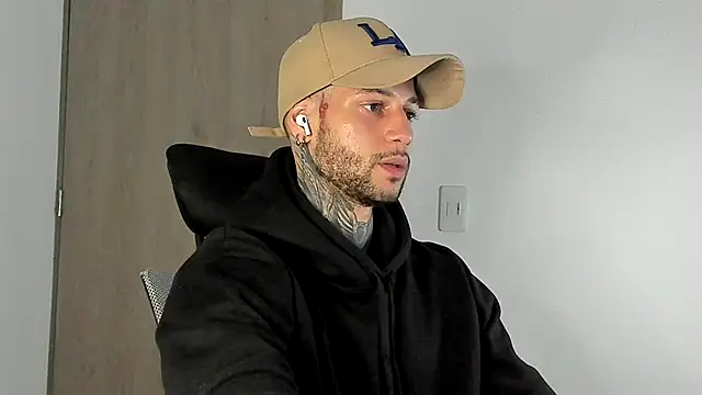  jamesleandros1 online show from December 22, 1:17 am