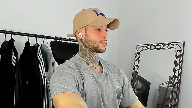  jamesleandros1 online show from December 14, 7:52 pm