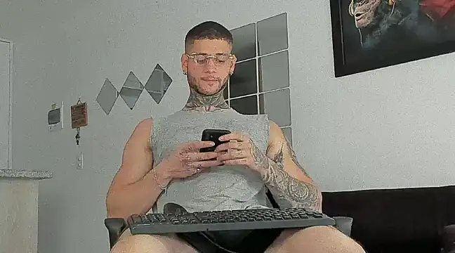 Snapshot of _jamesleandros1 chatting on March 1, 8:32 pm jamesleandros1 online show from March 1, 8:32 pm