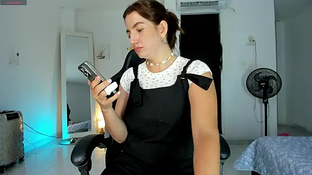 perlacobre999 online show from February 18, 5:09 pm