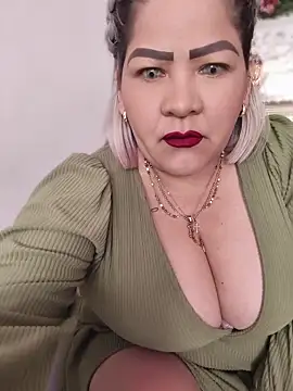 Snapshot of Dalessa_Bigtits chatting on June 19, 9:31 pm Dalessa Bigtits online show from June 19, 9:31 pm