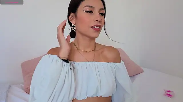 PIA STONE online show from March 4, 8:05 pm