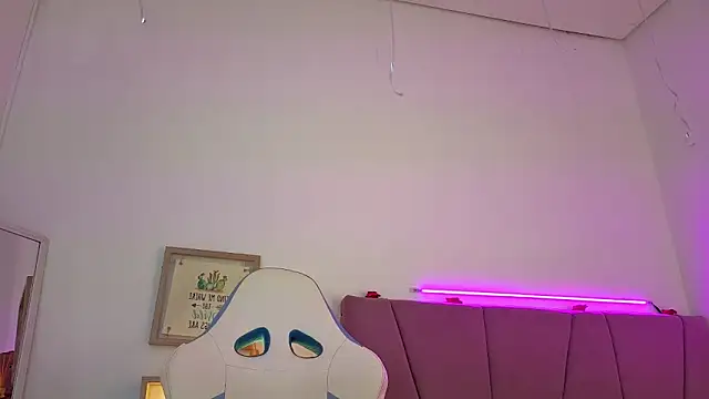 PIA STONE online show from October 25, 8:31 pm