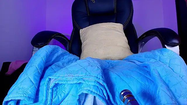 naomi kyse online show from April 17, 3:09 am