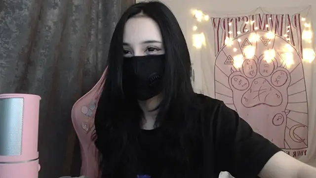 Snapshot of Holy420lolii chatting on December 8, 1:25 pm Holy420lolii online show from December 8, 1:25 pm