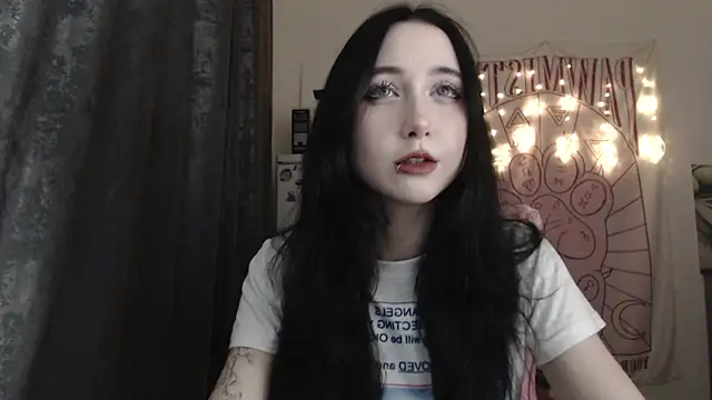 Snapshot of Holy420lolii chatting on December 21, 3:53 pm Holy420lolii online show from December 21, 3:53 pm