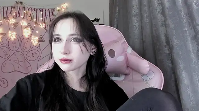 Snapshot of Holy420lolii chatting on October 21, 7:35 pm Holy420lolii online show from October 21, 7:35 pm