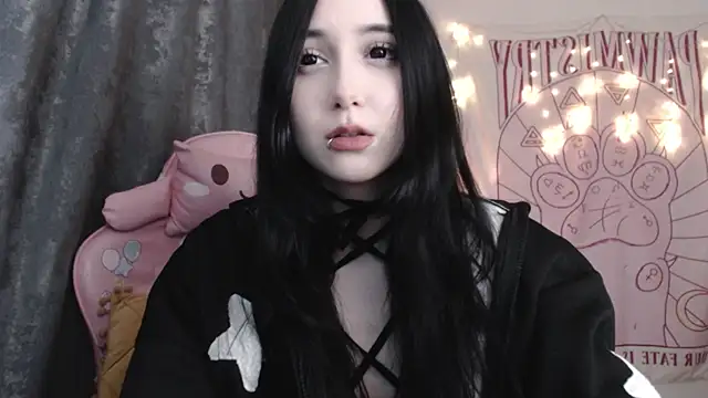 Snapshot of Holy420lolii chatting on December 24, 5:44 pm Holy420lolii online show from December 24, 5:44 pm