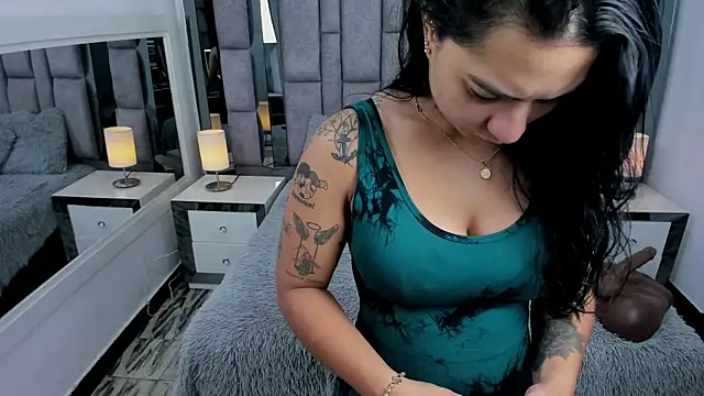 EMMAHILL1 online show from April 9, 11:16 am