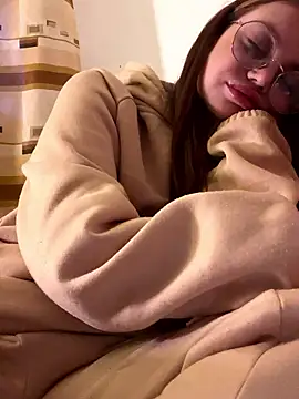 lovebellagrey online show from January 9, 1:40 pm