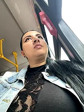 Abril Luv online show from November 21, 12:15 pm