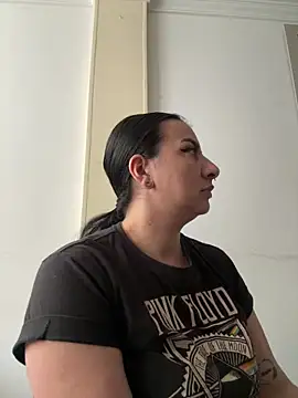 Abril Luv online show from February 25, 1:00 pm