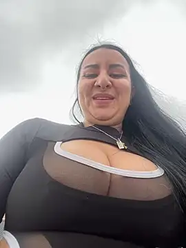 Abril Luv online show from March 20, 7:35 pm
