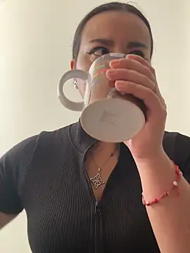 Abril Luv online show from February 10, 1:21 pm