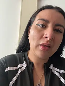 Abril Luv online show from April 20, 1:35 pm