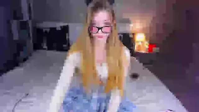Snapshot of ShyBerryNelly chatting on December 4, 7:00 am ShyBerryNelly online show from December 4, 7:00 am