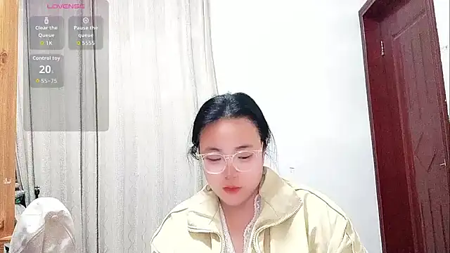 Vivianangn-e online show from April 9, 2:45 pm