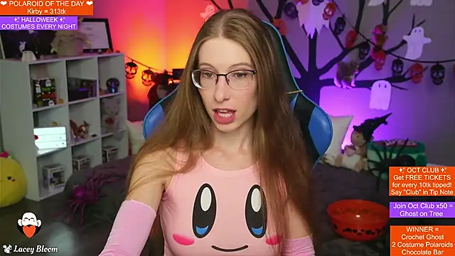 Snapshot of TheLaceyBloom chatting on October 27, 1:17 am TheLaceyBloom online show from October 27, 1:17 am