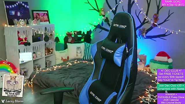 Snapshot of TheLaceyBloom chatting on December 14, 1:23 am TheLaceyBloom online show from December 14, 1:23 am