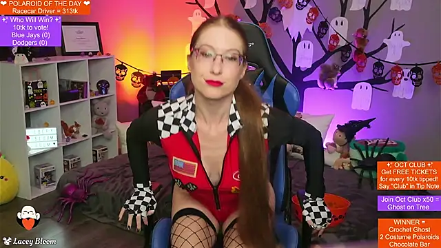 Snapshot of TheLaceyBloom chatting on October 30, 1:26 am TheLaceyBloom online show from October 30, 1:26 am