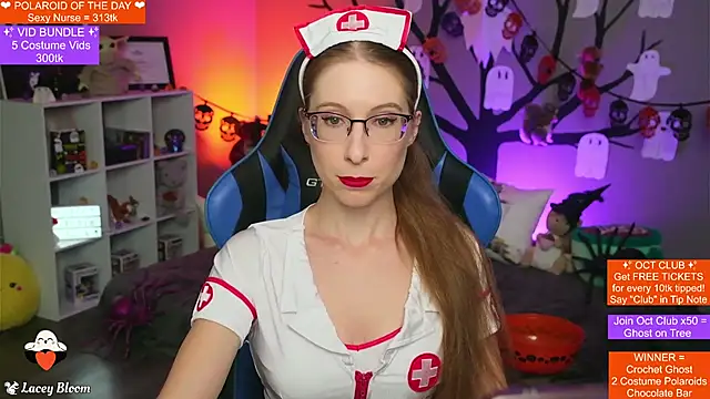 Snapshot of TheLaceyBloom chatting on October 28, 1:28 am TheLaceyBloom online show from October 28, 1:28 am