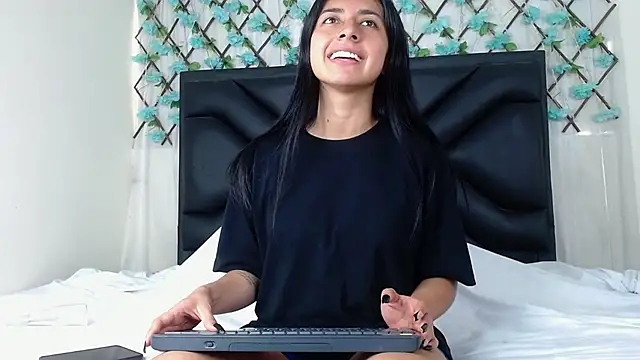 Snapshot of EmmaWilliamss chatting on October 8, 3:35 pm EmmaWilliamss online show from October 8, 3:35 pm