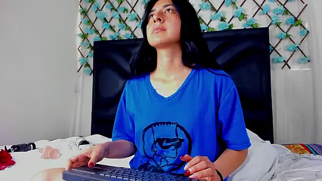 EmmaWilliamss online show from April 7, 4:09 pm