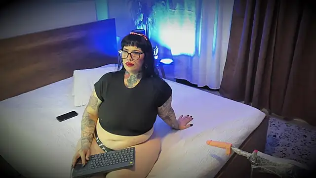 VampGirl1 online show from June 18, 10:15 pm