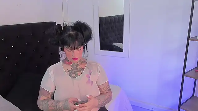 Snapshot of VampGirl1 chatting on January 27, 8:49 pm VampGirl1 online show from January 27, 8:49 pm