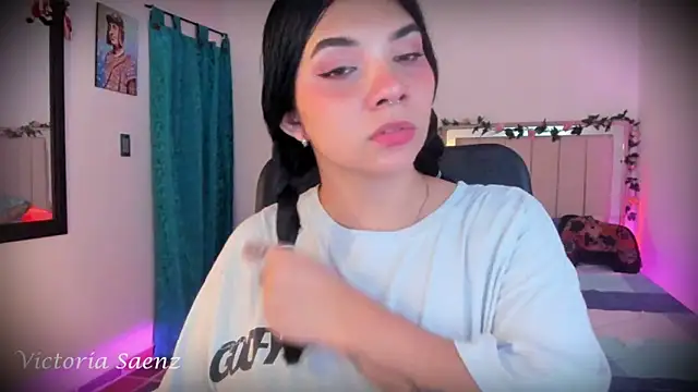 victoriaasaenz  online show from December 17, 12:37 am