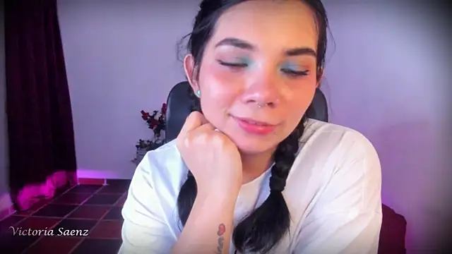 victoriaasaenz  online show from April 2, 1:02 am