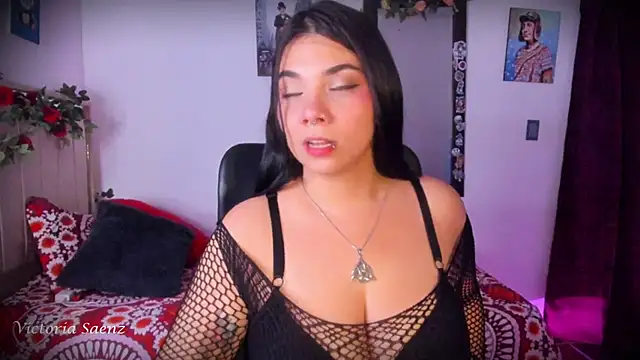 victoriaasaenz  online show from May 28, 12:40 am