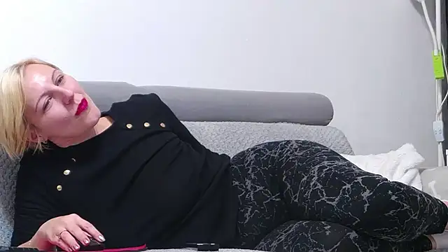 elsiemacks online show from November 19, 8:31 pm