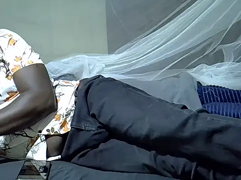 Snapshot of Leebwoy20 chatting on February 10, 7:51 am Leebwoy20 online show from February 10, 7:51 am