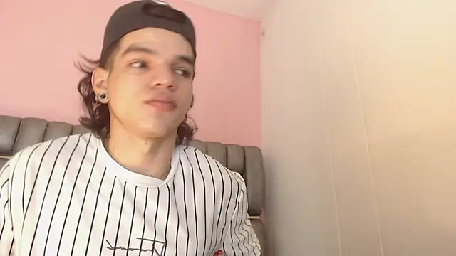 Snapshot of AlbertBernal69 chatting on March 6, 2:30 am AlbertBernal69 online show from March 6, 2:30 am