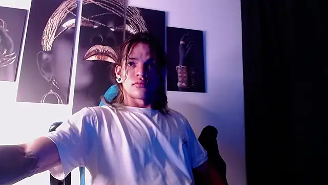 Snapshot of AlbertBernal69 chatting on November 6, 3:43 am AlbertBernal69 online show from November 6, 3:43 am