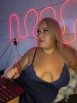 Snapshot of MinaBoss chatting on February 18, 1:54 am MinaBoss online show from February 18, 1:54 am