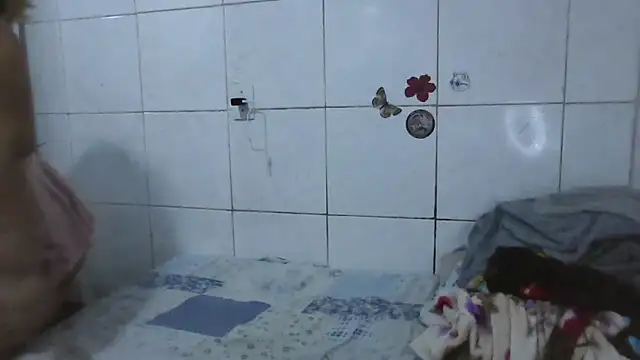 Snapshot of MinaBoss chatting on October 4, 2:24 am MinaBoss online show from October 4, 2:24 am